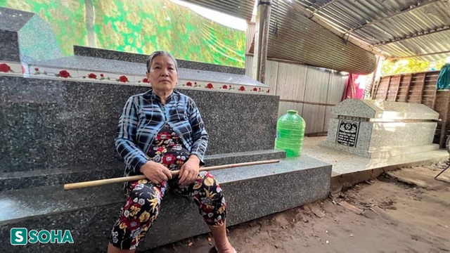   A woman builds a grave for her husband and children in a house in Dong Thap: There is no other way - Photo 1.