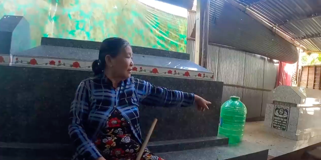   The woman who built the grave of her husband and children in the house in Dong Thap: There is no other way - Photo 2.