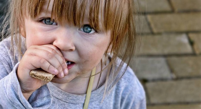 Khủng hoảng tại Anh tồi tệ đến mức nào: 4,3 triệu trẻ em kêu cứu vì đói và lạnh, ám ảnh cha mẹ phải bỏ bữa để con có cái ăn - Ảnh 1.