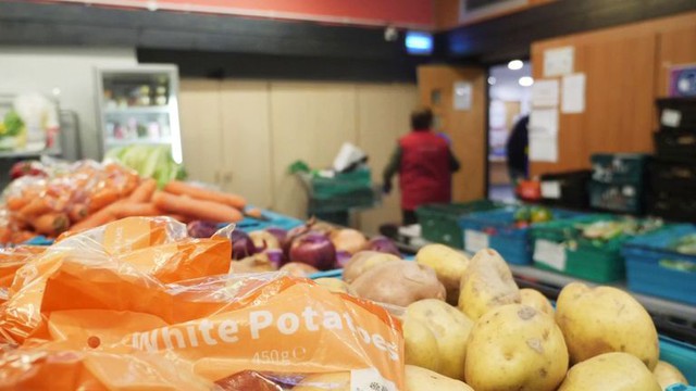 Khủng hoảng ở Anh: Ngân hàng thực phẩm cho người nghèo từ chối nhận quyên góp khoai tây vì chi phí nấu chúng quá cao - Ảnh 1.