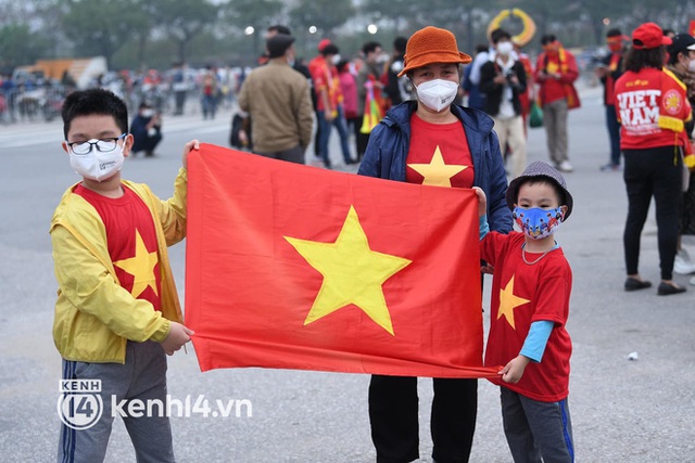   Photo: Fans offer chicken sticky rice at My Dinh Stadium, cheering on the Vietnamese team before the match with Oman - Photo 2.