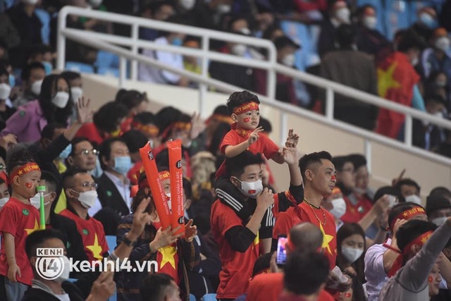  Ảnh: CĐV cúng xôi gà trên SVĐ Mỹ Đình, cổ vũ đội tuyển Việt Nam trước trận với Oman - Ảnh 12.