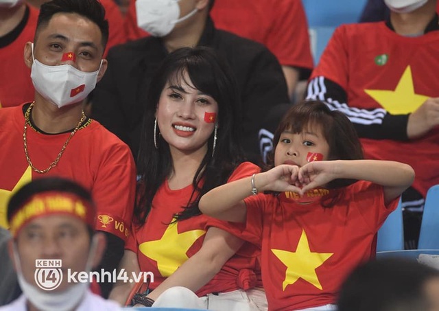  Ảnh: CĐV cúng xôi gà trên SVĐ Mỹ Đình, cổ vũ đội tuyển Việt Nam trước trận với Oman - Ảnh 14.