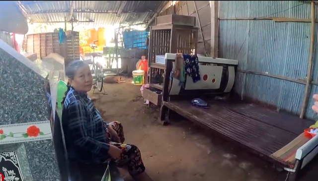   A woman builds a grave for her husband and children in a house in Dong Thap: There is no other way - Photo 3.