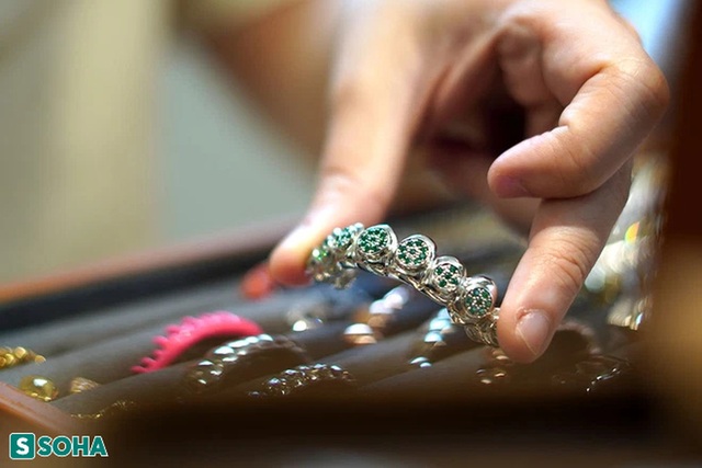   From satisfying personal needs, the guy creates diamond jewelry for his teeth, selling 400 million/set - Photo 4.