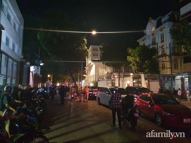 NGAY LÚC NÀY: Rất đông người dân và Youtuber có mặt tại biệt thự nhà bà Nguyễn Phương Hằng - Ảnh 3.