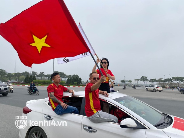  Ảnh: CĐV cúng xôi gà trên SVĐ Mỹ Đình, cổ vũ đội tuyển Việt Nam trước trận với Oman - Ảnh 4.