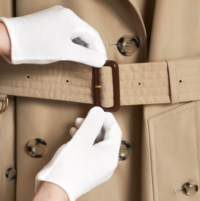 The secret behind Burberry's famous trench coat: Seam of 11.5 stitches per 1 inch by hand 100%, error rate 0% - Photo 4.