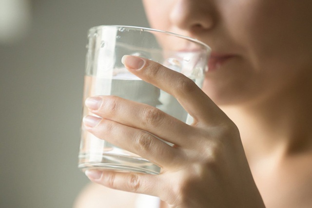 Uống nước là tốt nhưng mắc 7 sai lầm này sẽ làm tổn hại sức khỏe, tăng nguy cơ mắc bệnh - Ảnh 1.