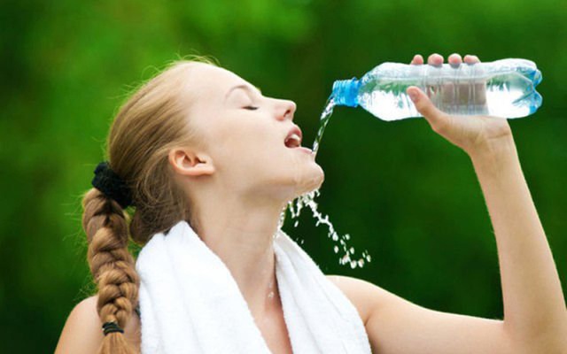 Uống nước là tốt nhưng mắc 7 sai lầm này sẽ làm tổn hại sức khỏe, tăng nguy cơ mắc bệnh - Ảnh 2.