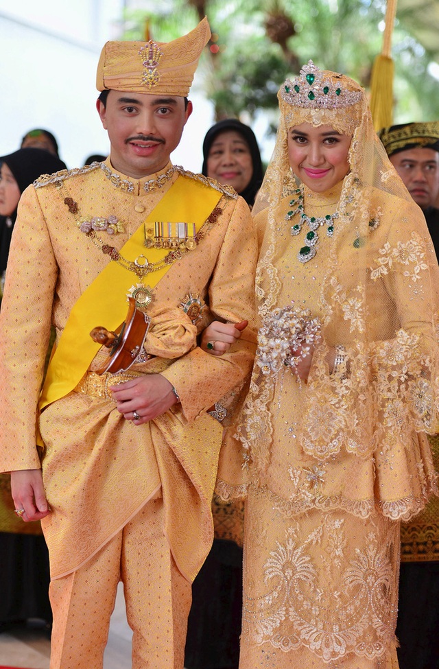 Đám cưới phủ vàng trong cung điện 1788 phòng của Hoàng tử Brunei và cuộc sống cực bất ngờ của nữ thường dân sau 7 năm bước chân vào cửa Hoàng tộc! - Ảnh 1.