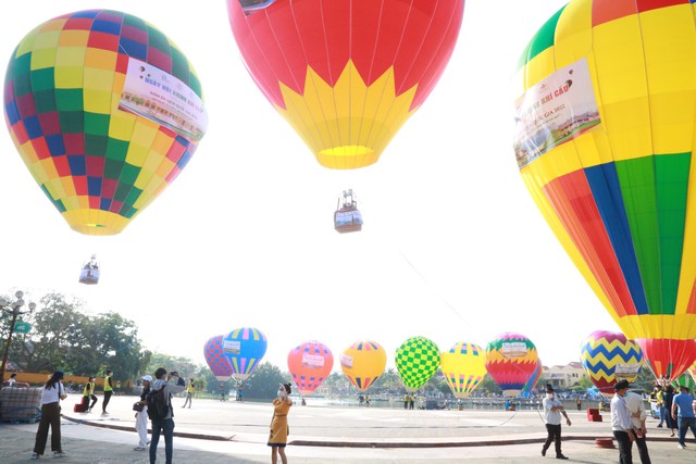 Du khách thích thú bay khinh khí cầu ngắm phố cổ Hội An - Ảnh 1.