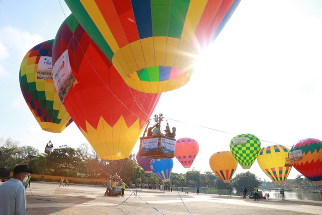 Du khách thích thú bay khinh khí cầu ngắm phố cổ Hội An - Ảnh 2.