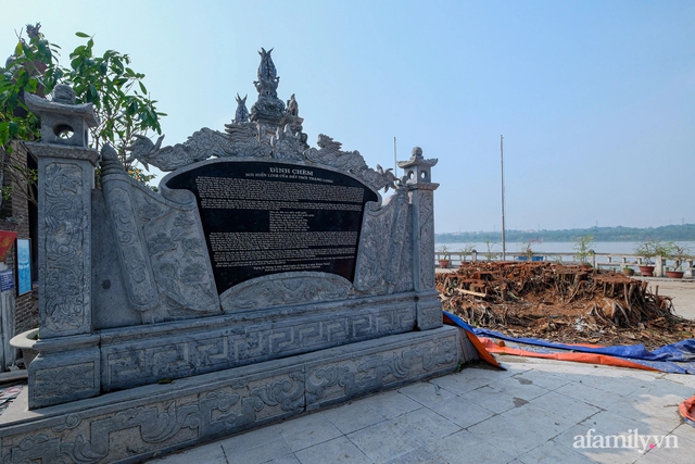 Renovating the 2,000-year-old ancient Chem communal house in Hanoi: Inside the working group had a closed meeting, outside people regretfully witnessed the scene of intense digging - Photo 2.