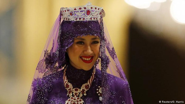 Đám cưới phủ vàng trong cung điện 1788 phòng của Hoàng tử Brunei và cuộc sống cực bất ngờ của nữ thường dân sau 7 năm bước chân vào cửa Hoàng tộc! - Ảnh 11.