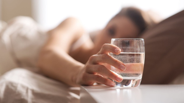 Uống nước là tốt nhưng mắc 7 sai lầm này sẽ làm tổn hại sức khỏe, tăng nguy cơ mắc bệnh - Ảnh 3.