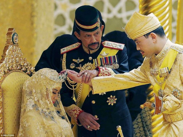 Đám cưới phủ vàng trong cung điện 1788 phòng của Hoàng tử Brunei và cuộc sống cực bất ngờ của nữ thường dân sau 7 năm bước chân vào cửa Hoàng tộc! - Ảnh 4.