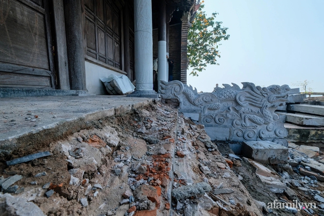 Renovating the 2,000-year-old ancient Chem communal house in Hanoi: Inside the working group had a closed-door meeting, outside people regretfully witnessed the scene of intense digging - Photo 4.