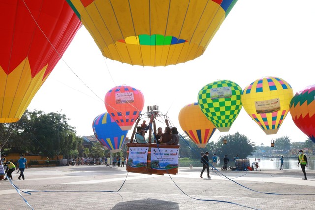 Du khách thích thú bay khinh khí cầu ngắm phố cổ Hội An - Ảnh 5.