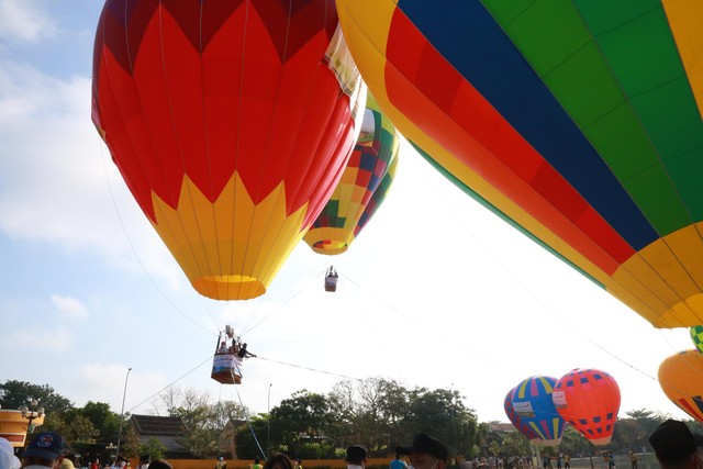 Du khách thích thú bay khinh khí cầu ngắm phố cổ Hội An - Ảnh 6.