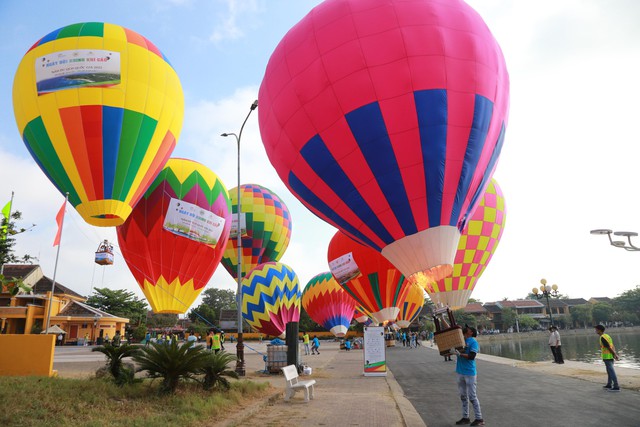 Du khách thích thú bay khinh khí cầu ngắm phố cổ Hội An - Ảnh 7.