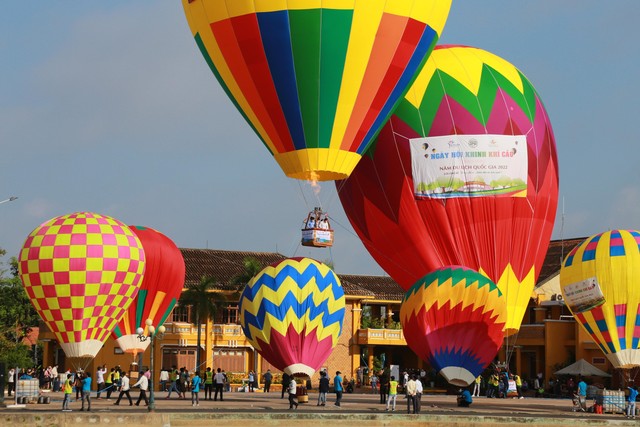 Du khách thích thú bay khinh khí cầu ngắm phố cổ Hội An - Ảnh 10.