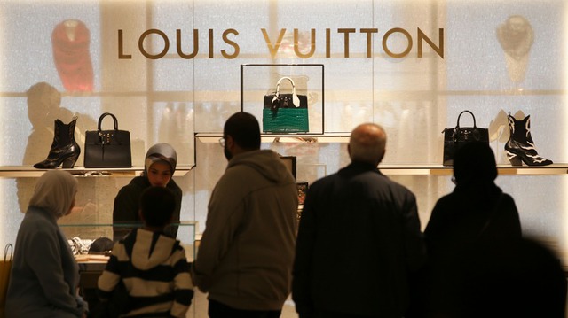 Vì sao túi Louis Vuitton đắt ngang cả căn hộ ở Việt Nam, tất cả những chiếc ‘ế’ đều bị tiêu hủy chứ không bao giờ bán giảm giá? - Ảnh 3.