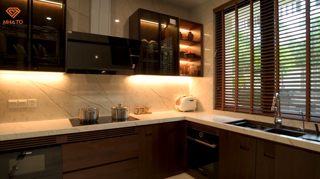 Chi 45 tỷ xây căn biệt thự gỗ óc chó 260m2 lớn nhất khu Park City chỉ để dành cho… cô giúp việc - Ảnh 11. Chi 45 tỷ xây căn biệt thự gỗ óc chó 260m2 lớn nhất khu Park City chỉ để dành cho… cô giúp việc - Ảnh 11.