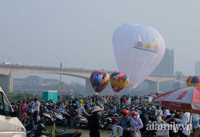 Hà Nội: Bãi sông Hồng thất thủ khi hàng trăm người đội nắng dự lễ hội khinh khí cầu - Ảnh 1.