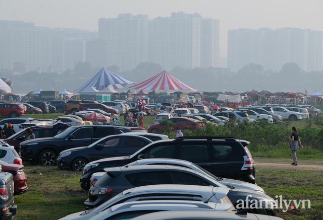 Hà Nội: Bãi sông Hồng thất thủ khi hàng trăm người đội nắng dự lễ hội khinh khí cầu - Ảnh 2.