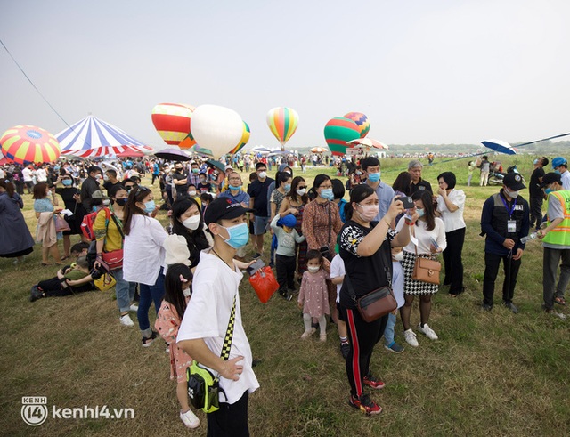   The hot air balloon drop area in the middle of Hanoi is crowded with people checking-in at the weekend, if you want to have a slot to watch the city, you will have to wait in line!  - Picture 12.
