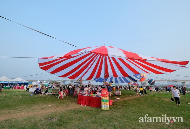 Hà Nội: Bãi sông Hồng thất thủ khi hàng trăm người đội nắng dự lễ hội khinh khí cầu - Ảnh 11.