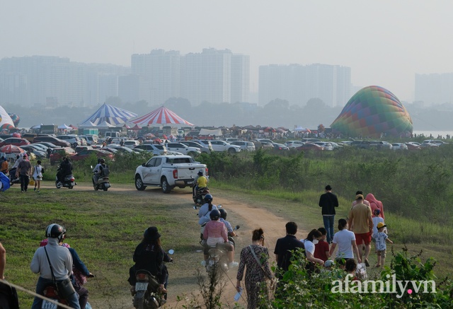Hà Nội: Bãi sông Hồng thất thủ khi hàng trăm người đội nắng dự lễ hội khinh khí cầu - Ảnh 13.