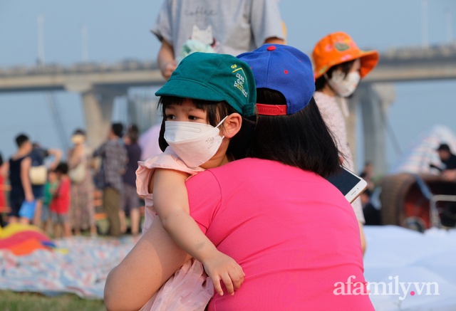 Hà Nội: Bãi sông Hồng thất thủ khi hàng trăm người đội nắng dự lễ hội khinh khí cầu - Ảnh 16.