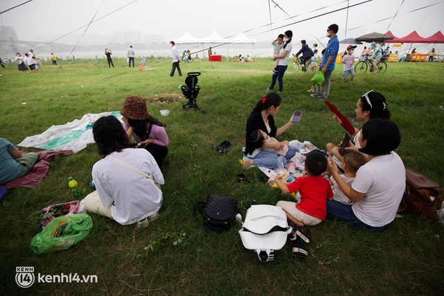   The hot air balloon drop area in the middle of Hanoi is crowded with people checking-in at the weekend, if you want to have a slot to watch the city, you will have to wait in line!  - Photo 18.