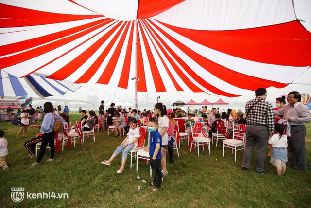   The hot air balloon drop area in the middle of Hanoi is crowded with people checking-in at the weekend, if you want to have a slot to watch the city, you will have to wait in line!  - Photo 19.