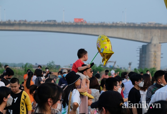 Hà Nội: Bãi sông Hồng thất thủ khi hàng trăm người đội nắng dự lễ hội khinh khí cầu - Ảnh 18.