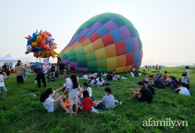 Hà Nội: Bãi sông Hồng thất thủ khi hàng trăm người đội nắng dự lễ hội khinh khí cầu - Ảnh 19.