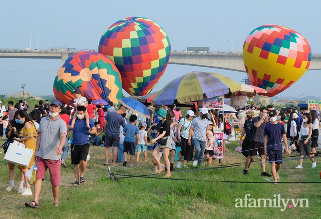 Hà Nội: Bãi sông Hồng thất thủ khi hàng trăm người đội nắng dự lễ hội khinh khí cầu - Ảnh 4.