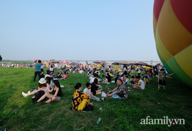 Hà Nội: Bãi sông Hồng thất thủ khi hàng trăm người đội nắng dự lễ hội khinh khí cầu - Ảnh 5.
