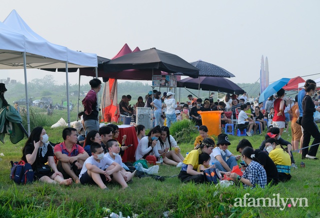 Hà Nội: Bãi sông Hồng thất thủ khi hàng trăm người đội nắng dự lễ hội khinh khí cầu - Ảnh 6.