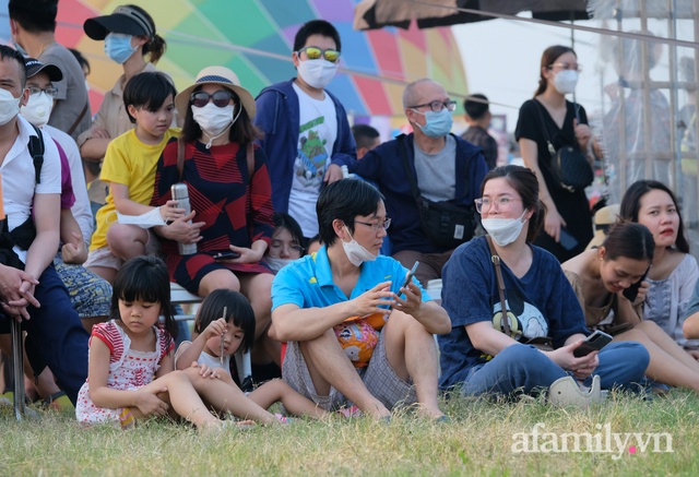 Hà Nội: Bãi sông Hồng thất thủ khi hàng trăm người đội nắng dự lễ hội khinh khí cầu - Ảnh 7.