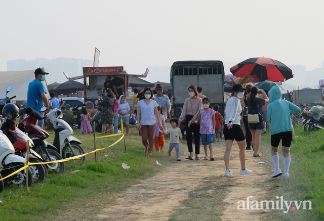 Hà Nội: Bãi sông Hồng thất thủ khi hàng trăm người đội nắng dự lễ hội khinh khí cầu - Ảnh 8.