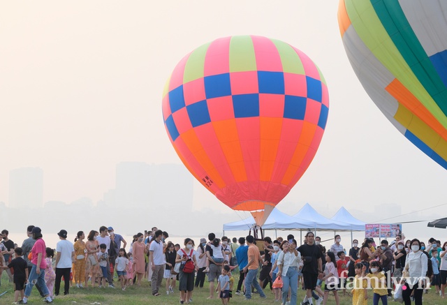 Hà Nội: Bãi sông Hồng thất thủ khi hàng trăm người đội nắng dự lễ hội khinh khí cầu - Ảnh 9.