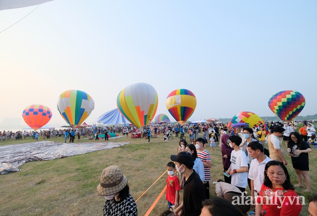 Hà Nội: Bãi sông Hồng thất thủ khi hàng trăm người đội nắng dự lễ hội khinh khí cầu - Ảnh 10.