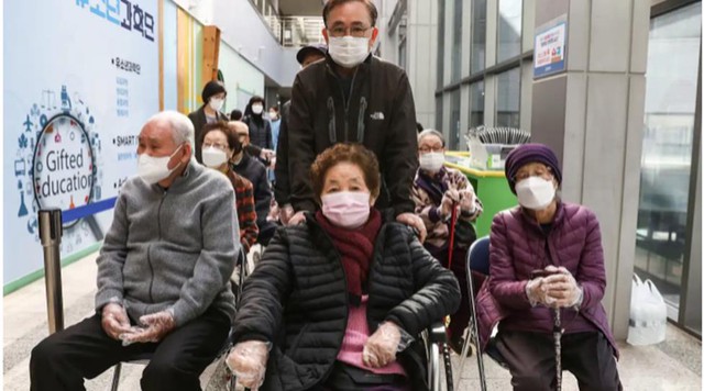 Hàn Quốc: bùng nổ ngành công nghiệp chăm sóc người già neo đơn, dùng AI để phát triển dịch vụ, đến tận nhà chăm sóc với chi phí hơn 37 triệu/tháng - Ảnh 1.