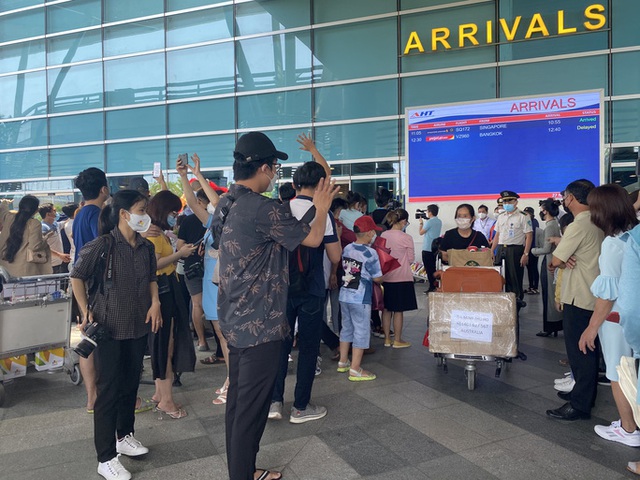   Welcoming the first 2 international flights carrying tourists to Da Nang - Photo 3.