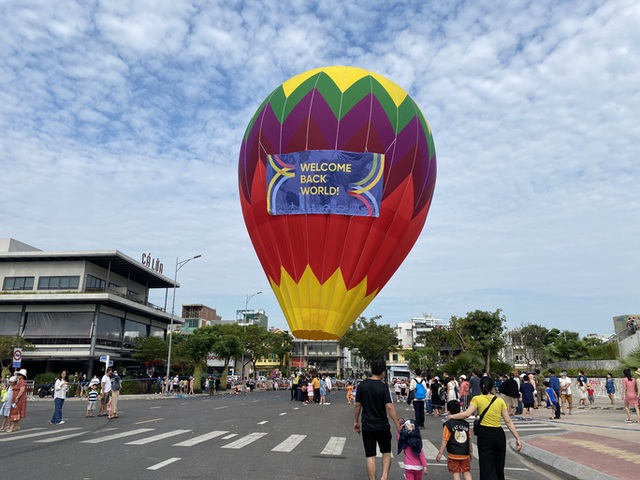  Đón 2 chuyến bay quốc tế đầu tiên chở khách du lịch đến Đà Nẵng  - Ảnh 5.