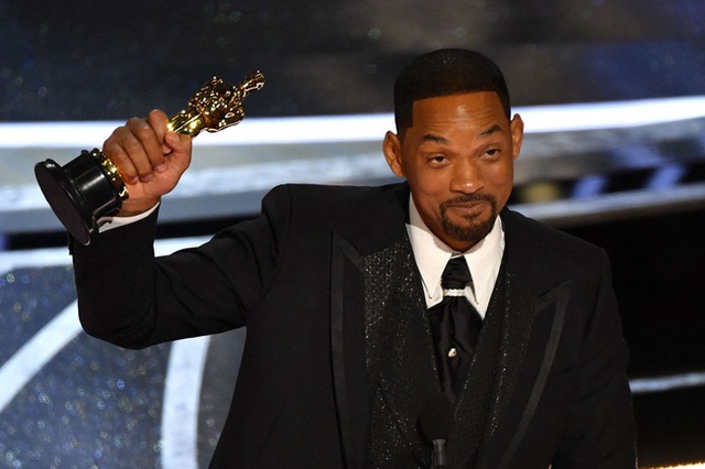 Will Smith bật khóc nhận tượng vàng Oscar, xin lỗi vì đánh đồng nghiệp: Tình yêu khiến bạn làm điều điên rồ - Ảnh 1.