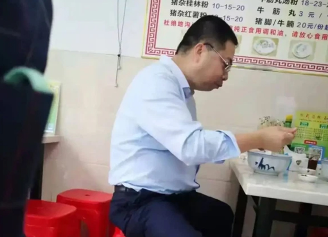 Billionaire eats a bowl of noodles with 35,000 VND: Dress and behave like an ordinary person, even though he used to be the 4th richest person in China - Photo 1.